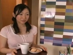 Madre japonesa sumisa le lleva el desayuno a la cama a su hijo